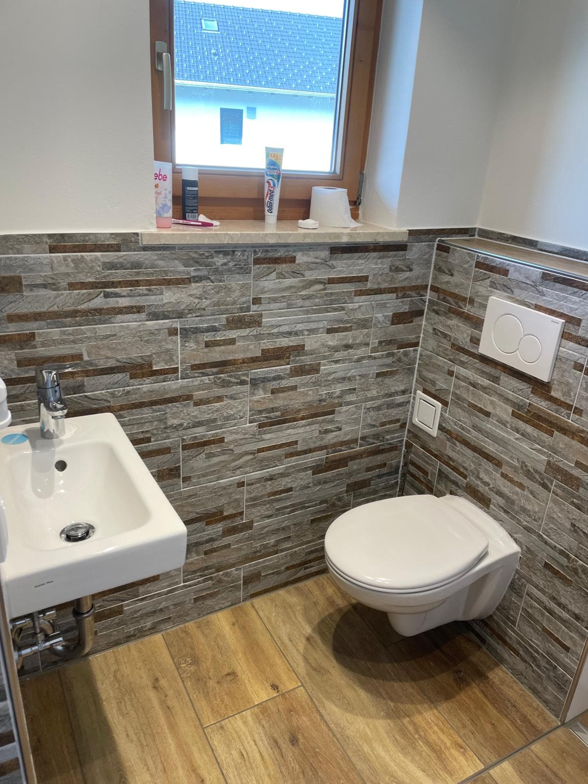 Kleines Badezimmer Anger - Naturstein & Holzoptik 1