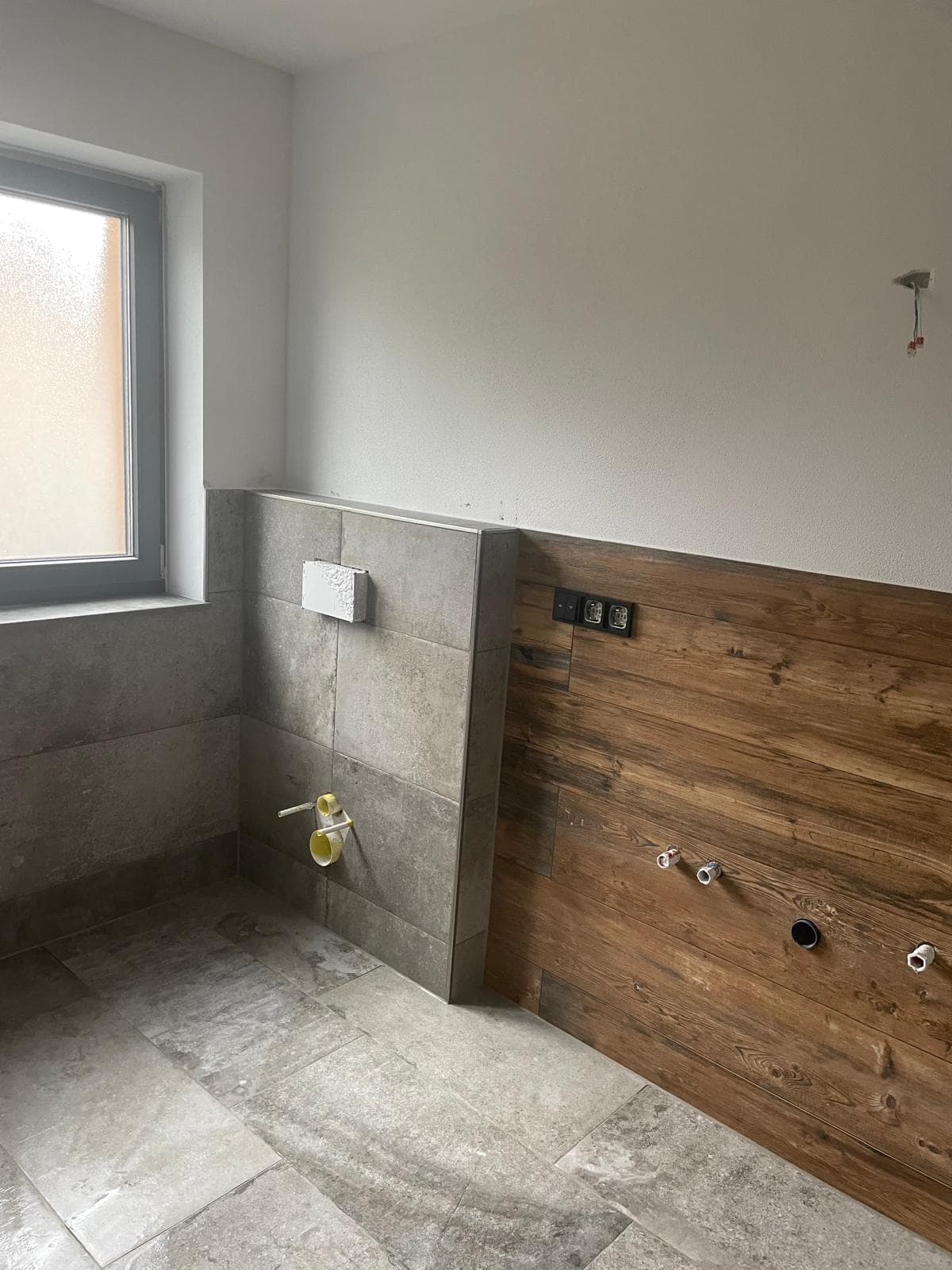 Neubau Badezimmer Jechling - Betonoptik & Holzoptik 4