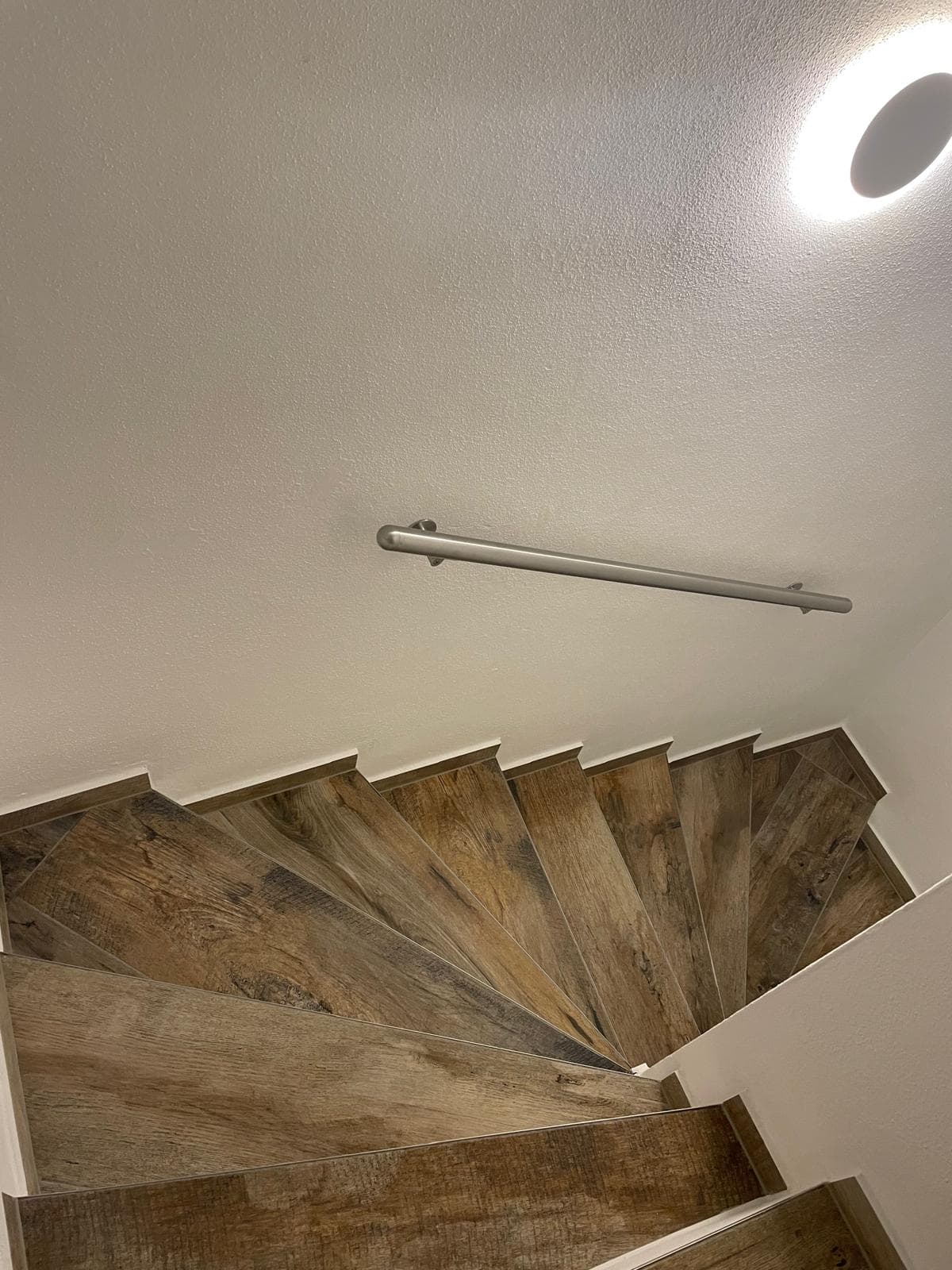 Treppenhaus Fliesen Holzoptik - Aufham 2